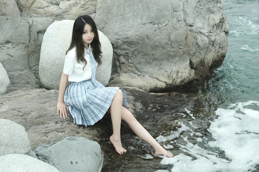 Eloise软软河边jk的cos作品合集，满足你对二次元角色的所有幻想。
