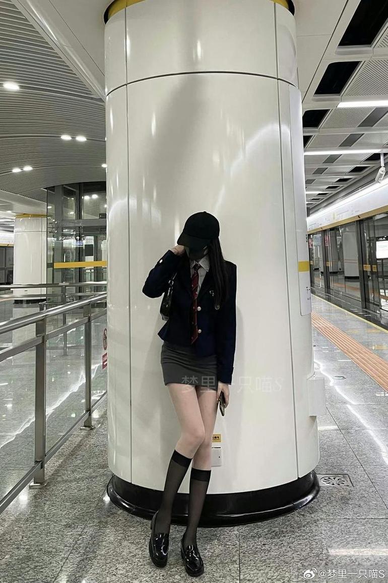梦里一只喵在线看，收集了50张精美的cos作品