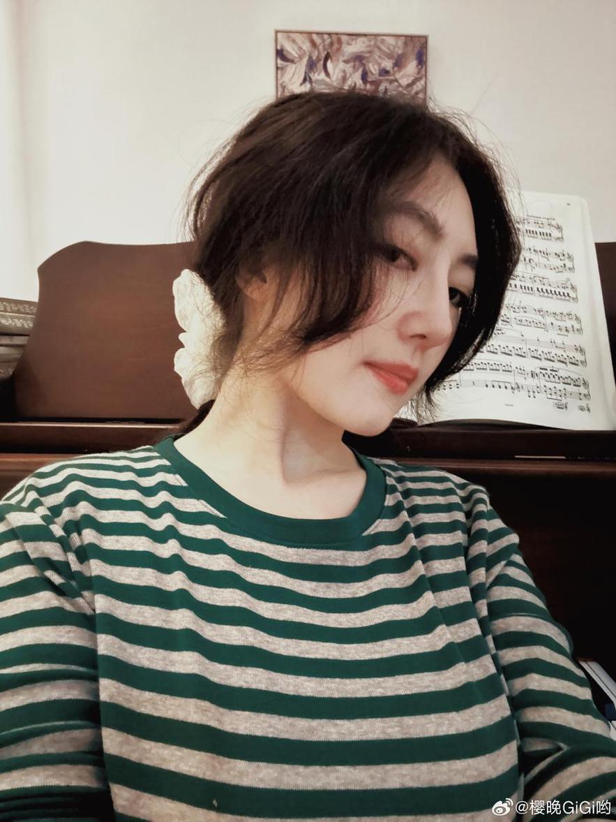 樱晚gigi下雨了，清新花海的背景，为您呈现原图最真实的美。