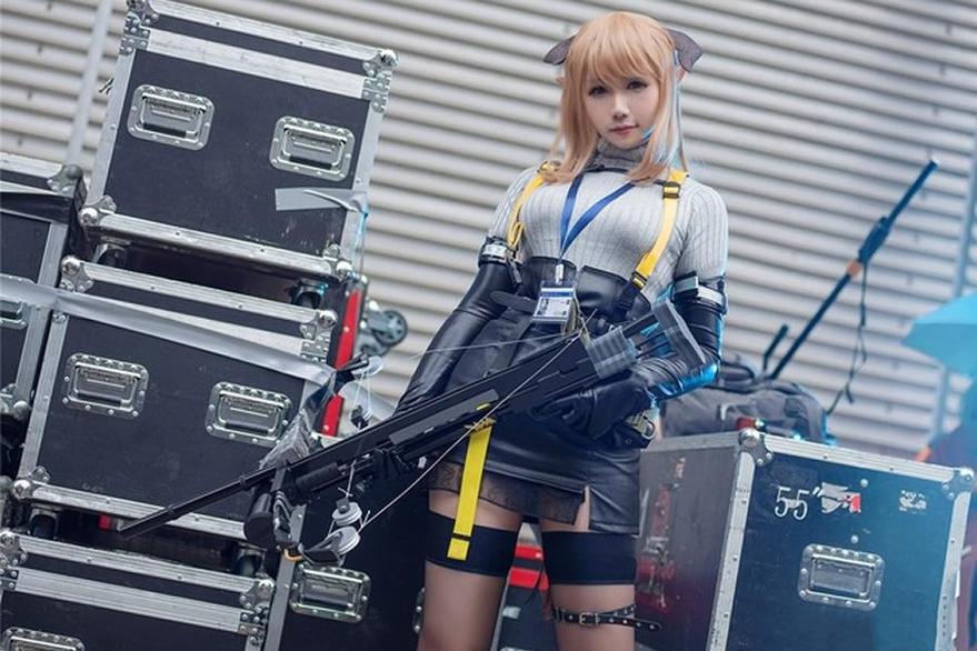 沉迷cos中，coser麻花麻花酱教你如何cosplay