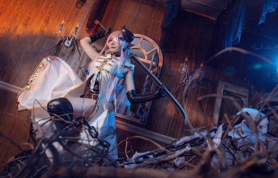 麻花麻花酱小蓝鸟的原创cos：她的创意和才华让人惊叹